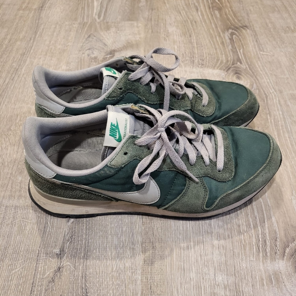 Nike Men's Green and Gray Low-Top Retro Runner Sneakers